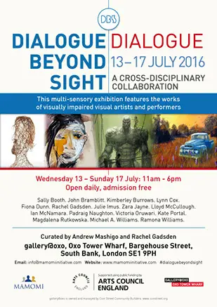 Pionowy plakat Dialogue Beyond Sight: Dialogue. Niebiesko-czerwony tytuł zajmuje górną część, niżej biegnie pas reprodukcji prac uczestniczących artystów, a pod nim informacje o terminie i Gallery@OXO.