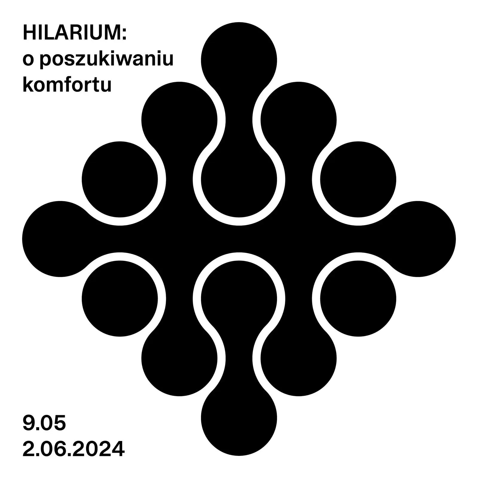 Czarno-biała grafika Hilarium. Czarny symetryczny znak z obłych modułów przypomina schemat pawilonu, roślinę lub układ połączonych komórek. Obok widnieje tytuł O poszukiwaniu komfortu i daty 9 maja–2 czerwca 2024.