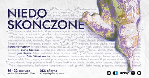 Poziomy plakat wystawy Niedoskończone. Tytuł przecina pas drobnych słów, a po prawej stronie nakłada się na niego jasna, organiczna forma w fioletowych i żółtych odcieniach.