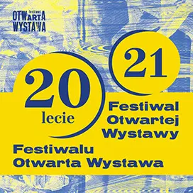 Kwadratowa grafika jubileuszowej XXI edycji Festiwalu Otwarta Wystawa. Na żółto-niebieskim tle dwie duże liczby: 20 oznaczająca dwudziestolecie festiwalu oraz 21 oznaczająca numer edycji.