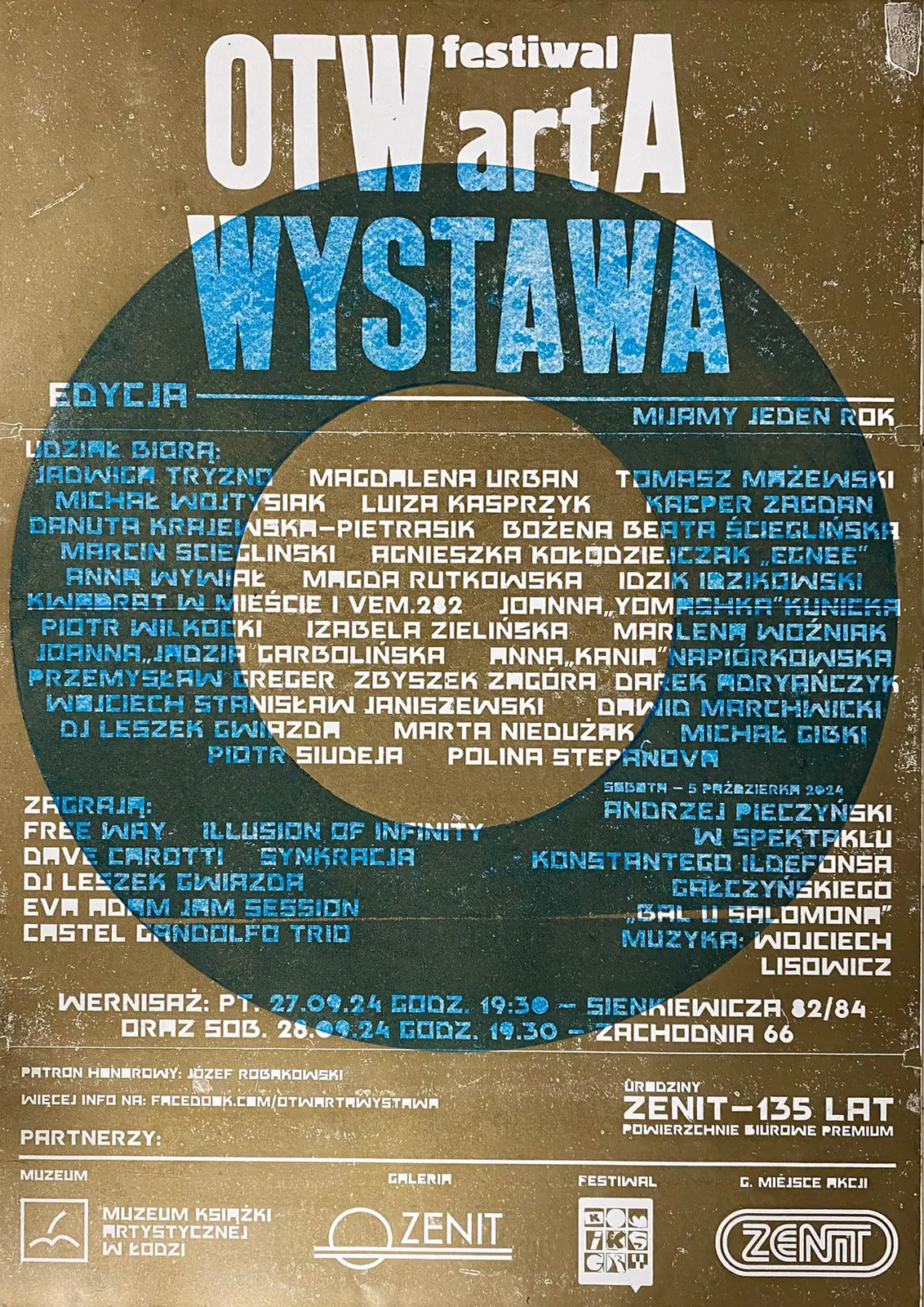 Pionowy plakat XXIII Festiwalu Otwarta Wystawa. Na postarzanym brązowym tle układają się wielkie niebieskie i czarne litery tytułu oraz gęsta lista nazwisk uczestniczących osób.